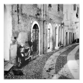 Foto Scooter en una calle de Italia en blanco y negro
