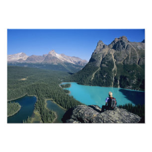 Foto Senderista con vista al lago de color turquesa