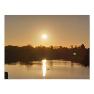 Foto Serenidad de la Hora de Oro: Canal al atardecer