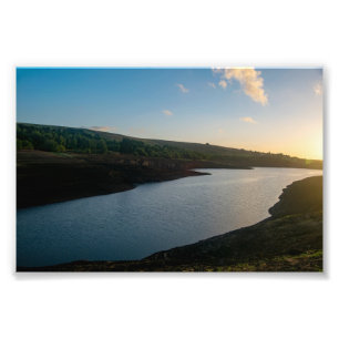 Foto Serenidad de la Hora Dorada en el Embalse de Baiti