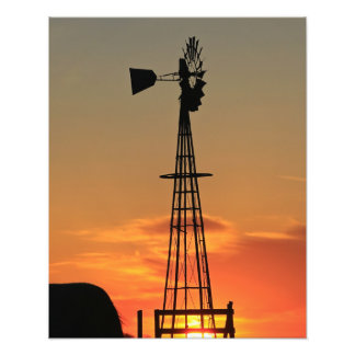 Foto Silhouette Windmill Kansas Sunset con nubes