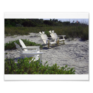 Foto Sillas blancas de Adirondack en la playa