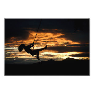 Foto Silueta al atardecer de Chica en Swing