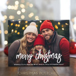 Foto simple con guión blanco de navidad de merry<br><div class="desc">DISEÑO FRONTAL: Las fotos horizontales en toda la parte delantera de la postal. Un estilo moderno para una tarjeta de fotos de vacaciones con una gran "feliz navidad" en un tipo de letra de escritura divertida y escrita a mano. El fondo es tu foto.</div>
