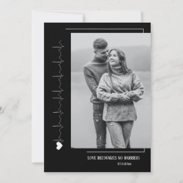 Foto simple de pareja con tarjeta de vacaciones