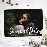 Foto simple Guardar la plantilla de invitación de<br><div class="desc">Este elegante y moderno boda fotográfico salva nuestra tarjeta plana de dátiles con un diseño brillante, cálido y limpio. Utiliza las herramientas de diseño para personalizar y hacerlo único tuyo con tu foto favorita! También puede cambiar y eliminar texto, incluyendo cambiar "Guardar nuestra fecha" a "Guardar la fecha" si lo...</div>