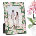 Foto sin marco del borde floral tropical<br><div class="desc">La placa de mesa con un caballete empotrado muestra tu foto favorita acentuada con hermosas flores tropicales acuáticas y vegetación en CUALQUIER FONDO COLOR. CAMBIAR la fecha al año actual o puede eliminarla o agregar más información. Ideal como regalo o para mostrar tu foto favorita en tu propia casa. Los...</div>