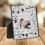 Foto sin marco del patrón de gatos Easback<br><div class="desc">Hecho para parecer dimensional, un borde de gatos negros y blancos crea un marco divertido para tu foto favorita en esta placa de mesa con un caballete integrado. La imagen se coloca directamente en el panel de soporte para una imagen asombrosamente nítida con una superficie limpia y fácil de limpiar....</div>