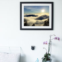 Sol levantándose sobre las nubes sobre las Primave