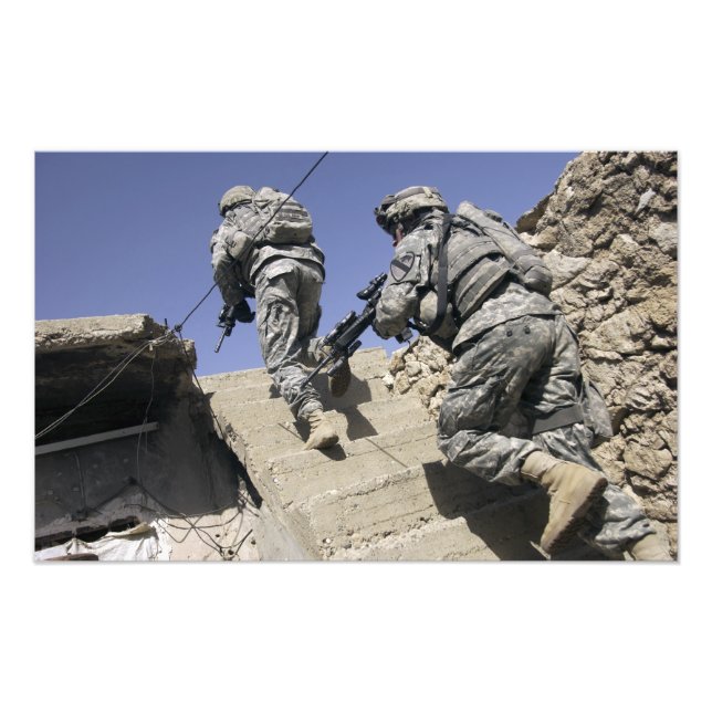 Foto Soldados corriendo escaleras arriba de un edificio (Frente)