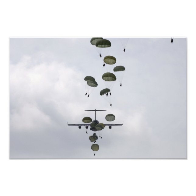 Foto Soldados del ejército saltan de un Globemaster II  (Frente)