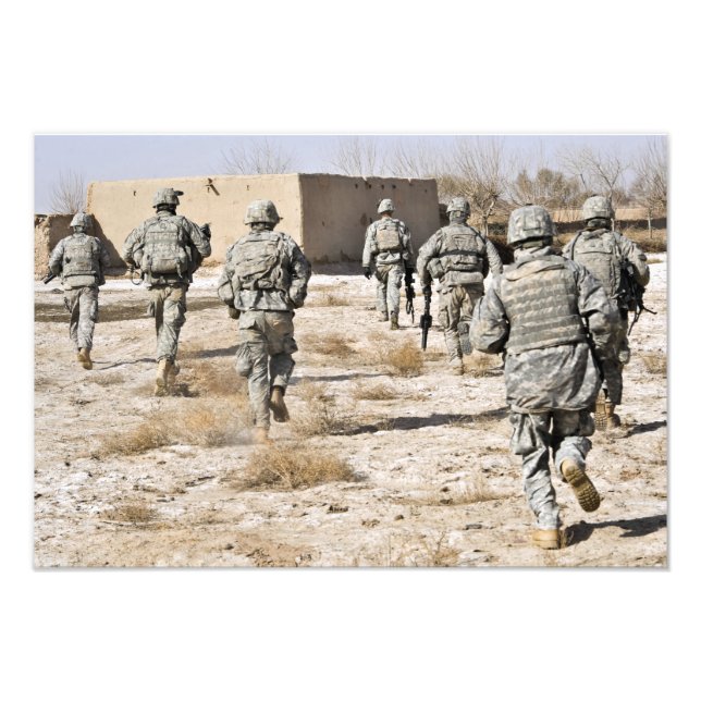 Foto soldados responden a un ataque con armas pequeñas (Frente)