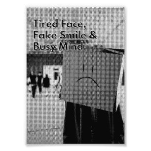 Foto Sonrisa falsa, cara cansada, cita de mente ocupada