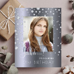 Foto Sorpresa Invitación al diamante de plata de c<br><div class="desc">Una invitación para una fiesta de cumpleaños sorpresa. Plantilla para su propia foto. En la parte delantera: Sobreposición de texto blanco: ¡Shhh! Es una sorpresa. El texto está escrito con una escritura de estilo con letras a mano moderna. Texto: 21º cumpleaños (o cualquier edad). Decorada con rociadores de diamantes falsos....</div>