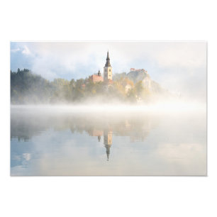Foto Sunrise nigosa en el lago Bled