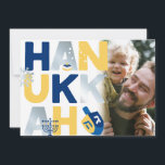 Foto: Tarjeta de felicitación HANUKKAH Menorah Dre<br><div class="desc">Nuestra tarjeta de felicitación Hanukkah con un dreidel, menorah, jelly donut, y estrellas judías de David es una manera hermosa y divertida de desear a la familia y amigos un Hanukkah feliz con estilo. ... Personaliza con tu personalizado saludando al revés para convertirlo realmente en una especie. Consultas: envíenos un...</div>