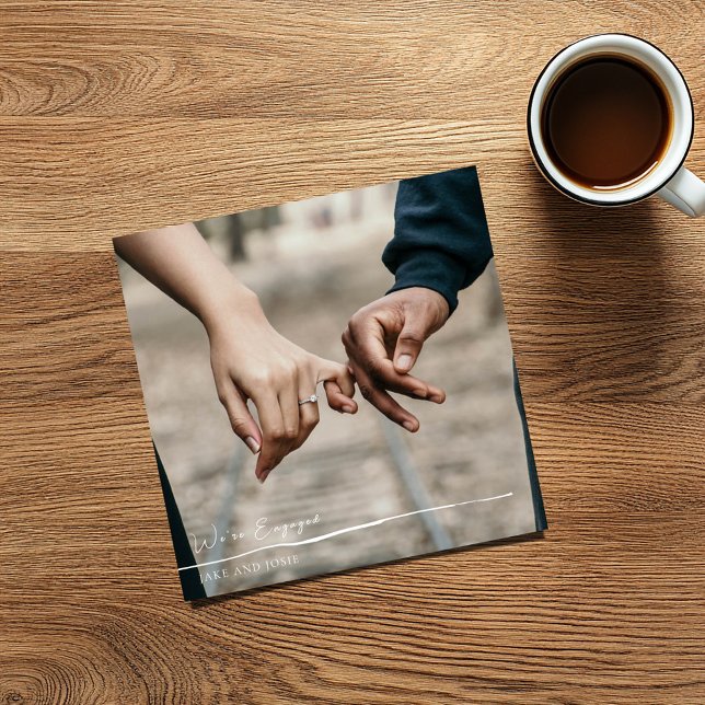 Foto: tarjeta de fiesta de invitación comprometida (Square "we're engaged" photo card with full cover photo)