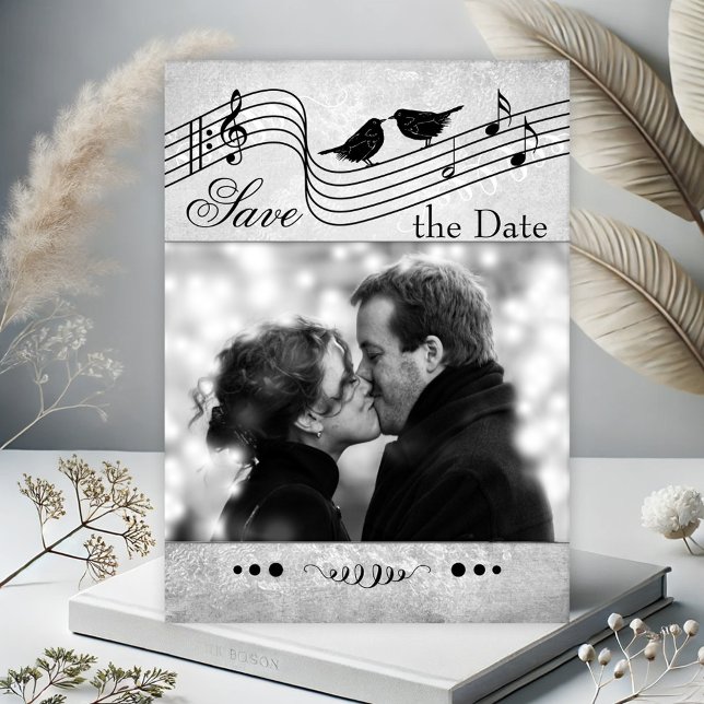 Foto temática musical Guardar la tarjeta de fecha (Photo Save the Date card with a music themed design in black and white with musical notes and birds)