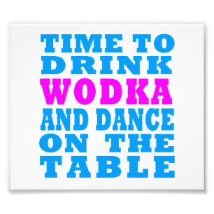 Foto Tiempo de beber Wodka y bailar sobre la mesa