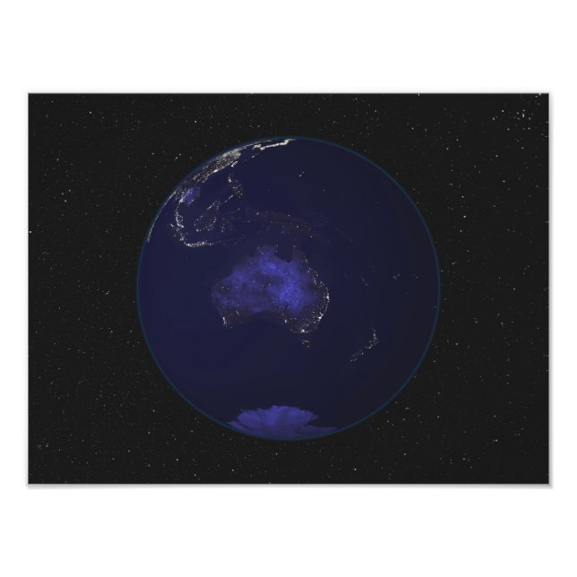 Foto Tierra completa en la noche mostrando luces de la  (Frente)