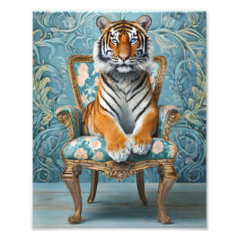 Foto Tigre sentado en una silla antigua