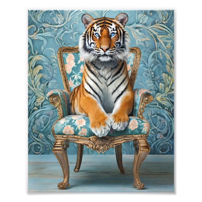 Foto Tigre sentado en una silla vintage (Frente)