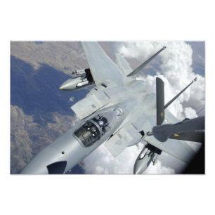 Foto Tirones de un F-15 Eagle lejos de un KC-135
