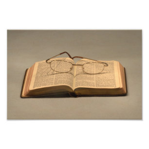 Foto Todavía vida con la biblia y los vidrios de