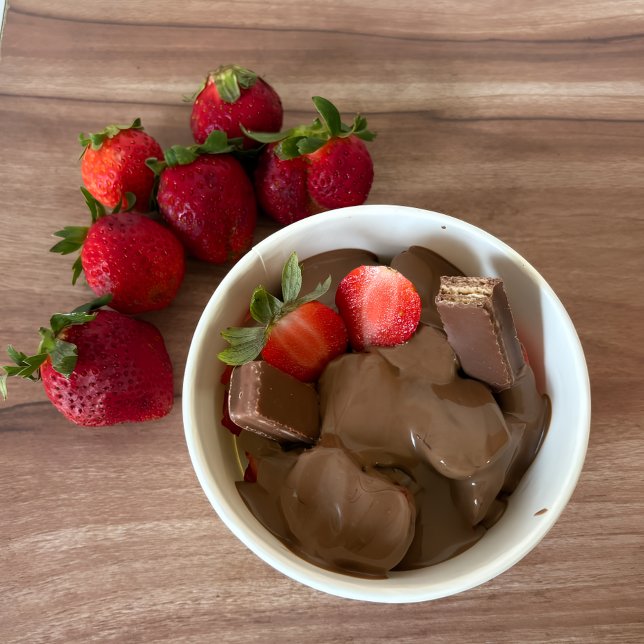 Foto Tomando té con ambiente (Chocolate-Drenched Strawberry Bliss)