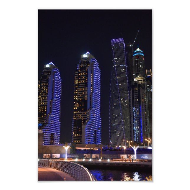 Foto Torre Cayan de Dubái de noche (Frente)