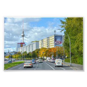 Foto Torre de Televisión de Berlín y calle concurrida