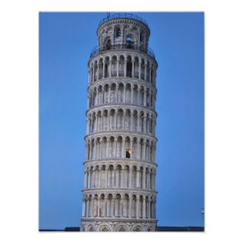 Foto Torre inclinada al anochecer