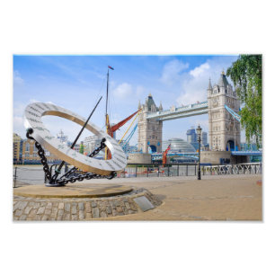 Foto Tower Bridge y Sun Dial, London UK Print