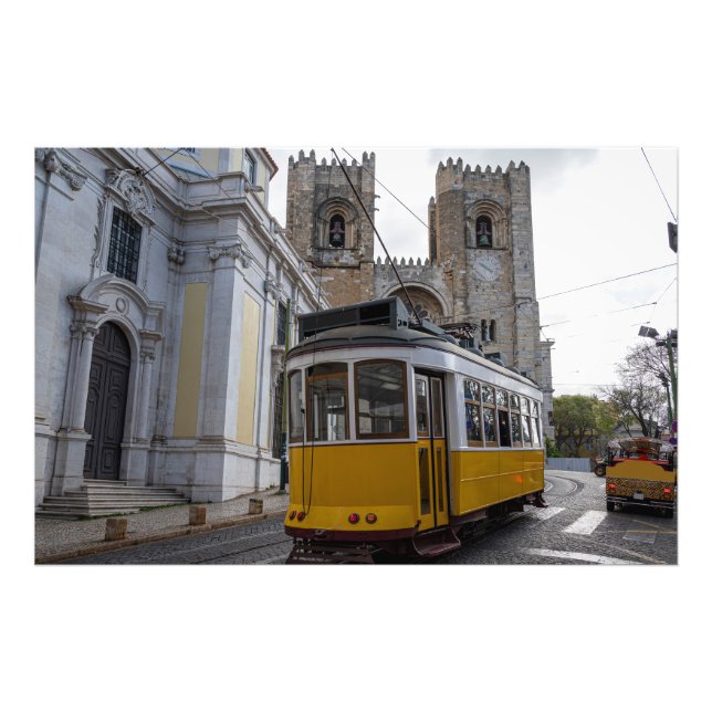 Foto Tranvía amarillo en la Catedral de Lisboa en Portu (Frente)