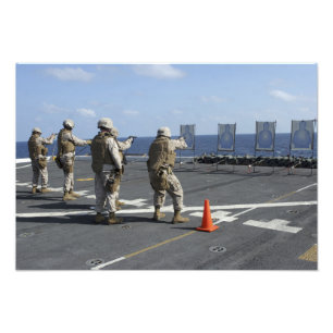 Foto Tren de los policías militares con el Berretta M9