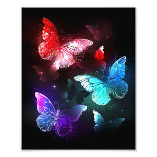 Foto Tres mariposas brillantes en el fondo nocturno