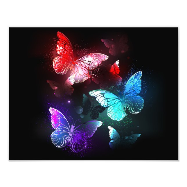 Foto Tres mariposas brillantes en el fondo nocturno (Frente)