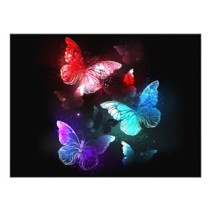 Foto Tres mariposas brillantes en el fondo nocturno