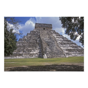 Foto Turistas pasan por un lado sin restaurar de El