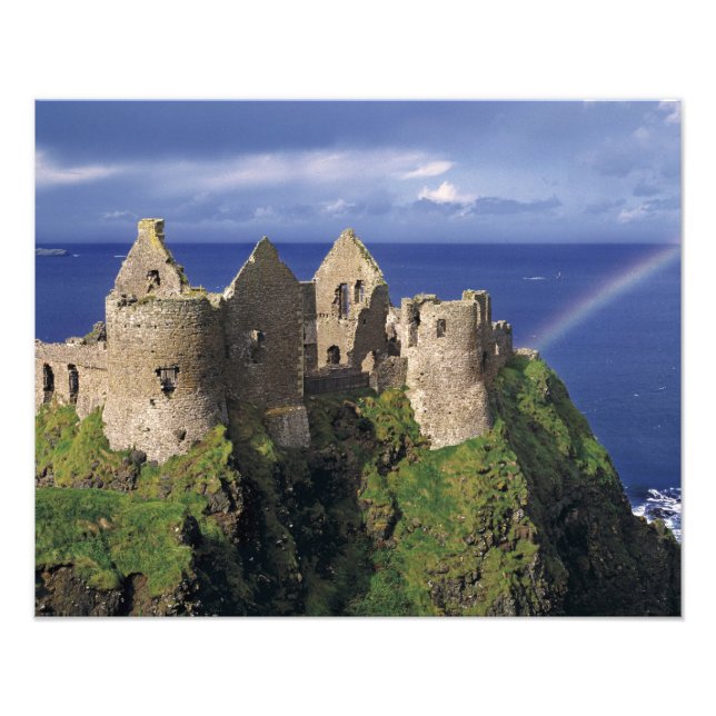 Foto Un arco iris golpea el Castillo de Dunluce medieva (Frente)