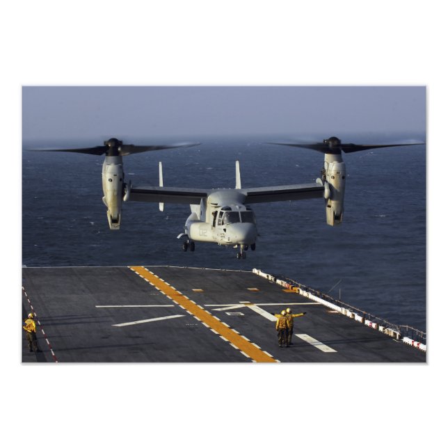 Foto Un avión V-22 Osprey se prepara para aterrizar (Frente)