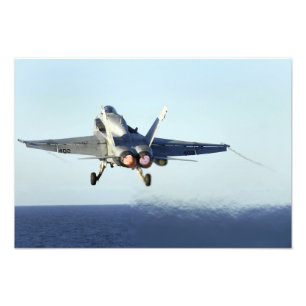 Foto Un avispón F/A-18C se lanza desde la cubierta de v