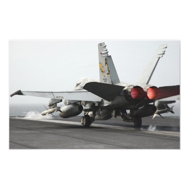 Foto Un avispón F/A-18C se lanza desde la cubierta de v (Frente)
