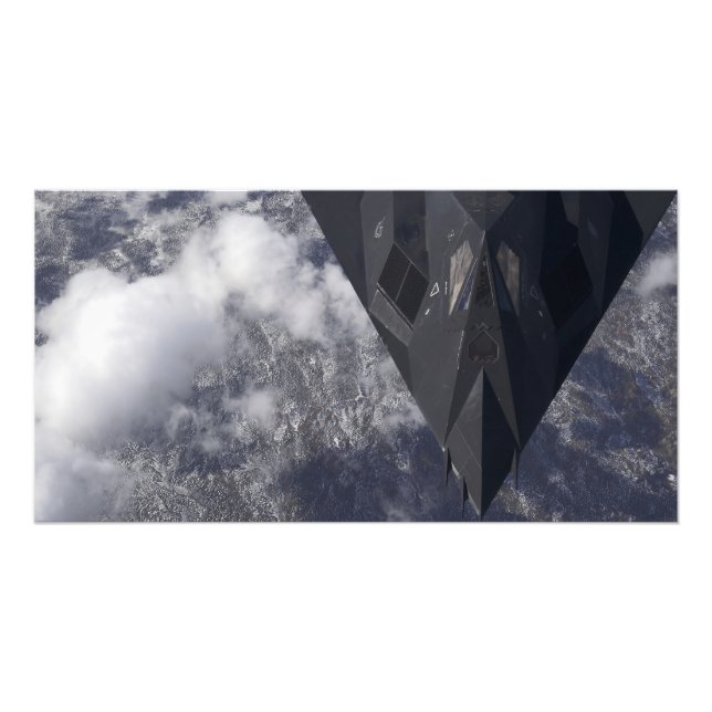 Foto Un F-117A Nighthawk vuela alto sobre la montaña (Frente)