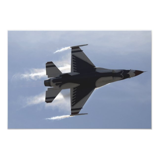 Foto Un F-16 Fighting Falcon provoca altos G (Frente)