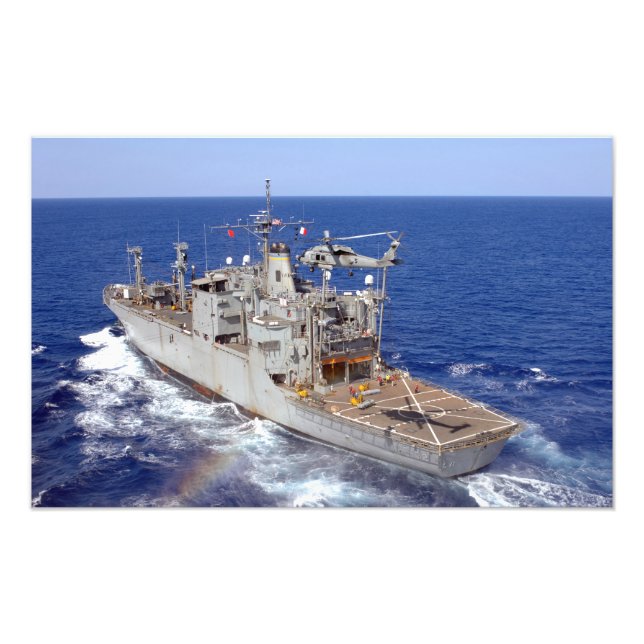 Foto Un helicóptero borra la cubierta de vuelo (Frente)