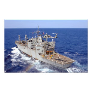 Foto Un helicóptero despeja la cubierta de vuelo