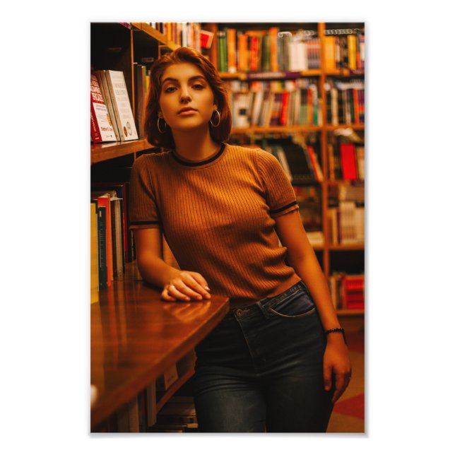 Foto Un hermoso Chica en la biblioteca (Frente)