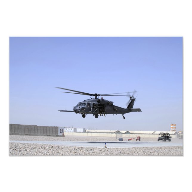 Foto Un HH-60G Pave Hawk despegando del Camp Bastio (Frente)