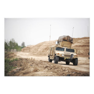 Foto Un Humvee conduce seguridad